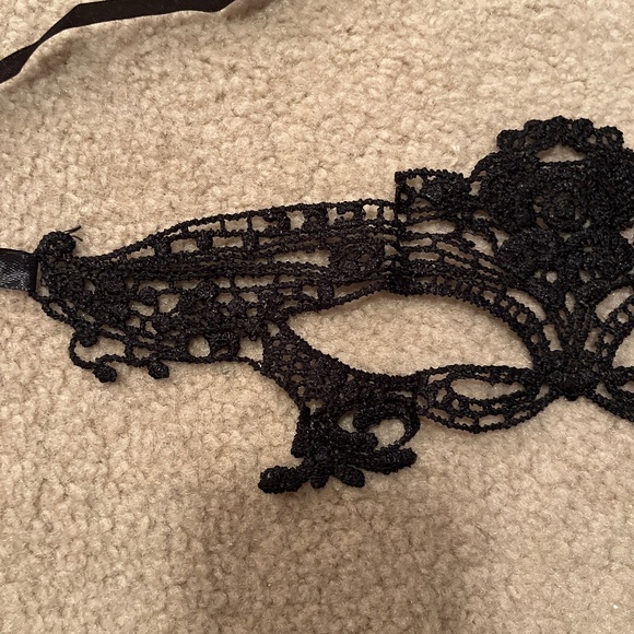 NWOT black Masquerade Ball Mask- appliqué with satin tie wrap - Picture 3 of 8